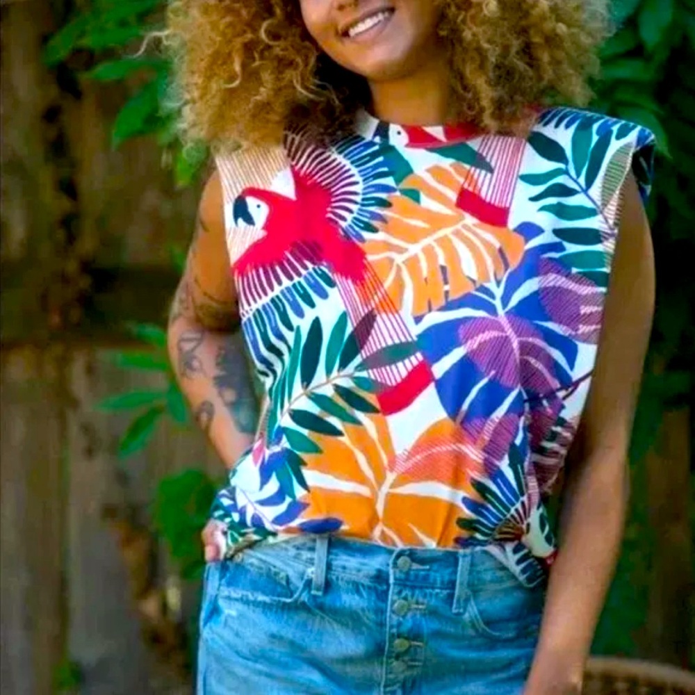 Farm Rio Off White Colorful
Macaw Print Tee Shirt Top Blouse size S